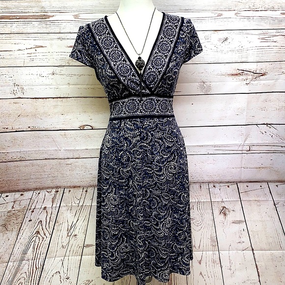 BCBGMaxAzria Dresses & Skirts - BCBGMAXAZRIA V-Neck Dress With Tie Back